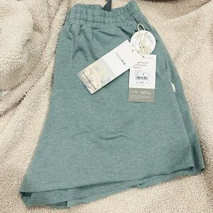 BRAND NEW Vuori Dream Knit Boyfriend Shorts